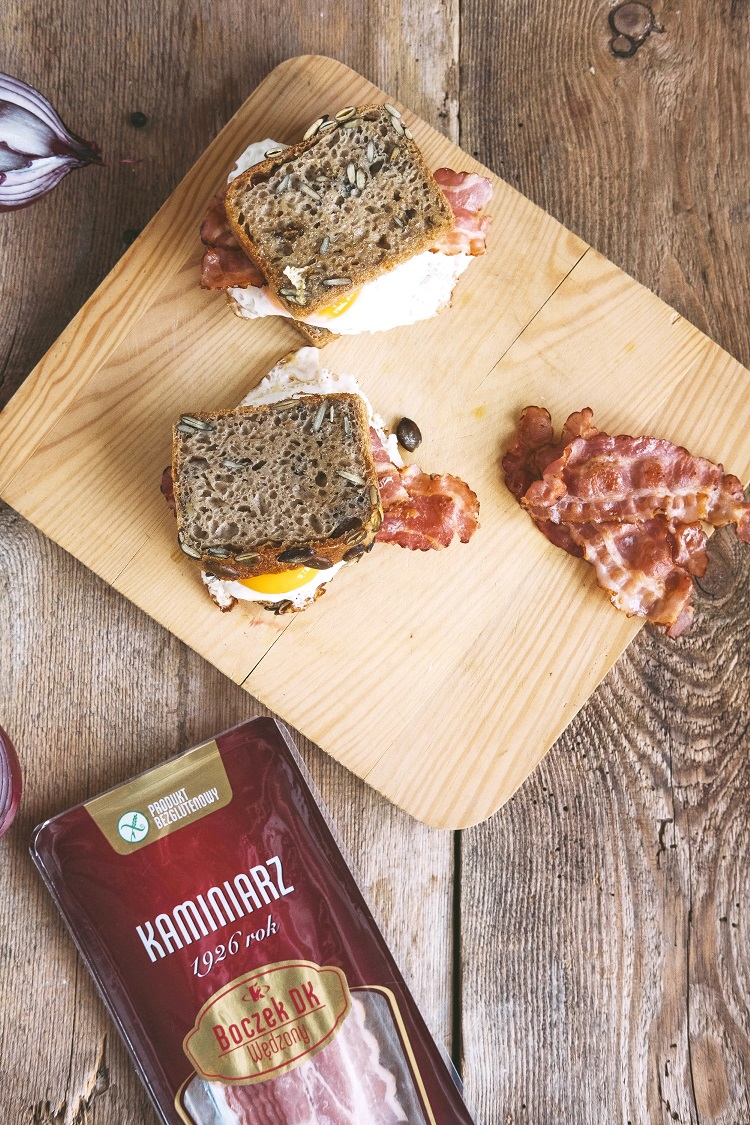 Bacon recipes - Fried egg, bacon and cheese sandwich - bacon manufacturer Kaminiarz